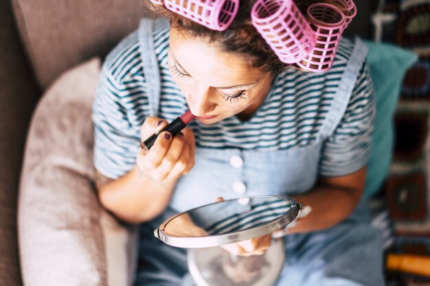 Activité de maquillage de beauté à la maison concept de personnes