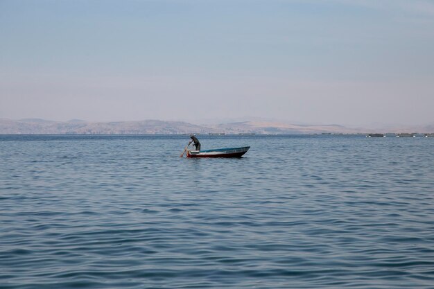 Activité des pêcheurs et de leurs bateaux dans la péninsule de Llachn sur le lac Titicaca