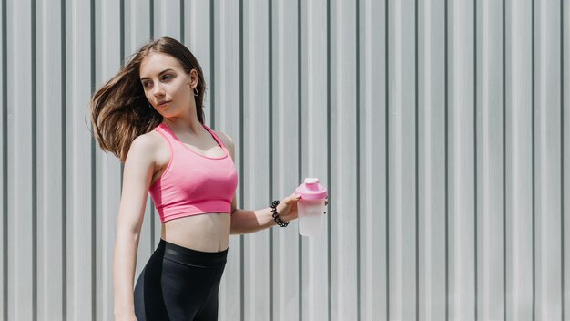 Activité physique de fitness pour adolescents jeune fille sportive faisant de l'exercice en courant