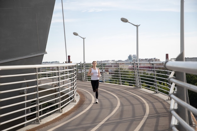 Activité sportive dans les rues de la ville