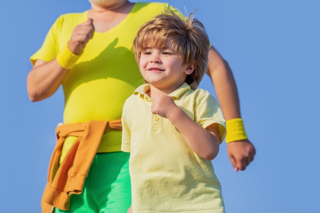 Activité sportive saine pour les enfants. Sport pour les enfants, enfant actif qui court. Concept de famille en bonne santé