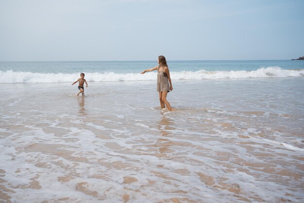 Activités d'été de mère et fils en mer