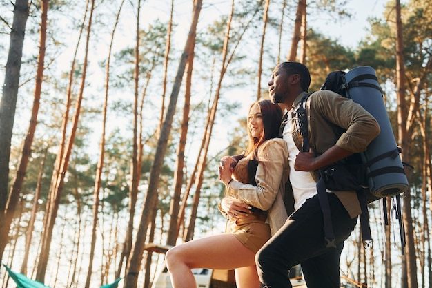 Activités de loisirs Un jeune couple voyage ensemble dans la forêt pendant la journée