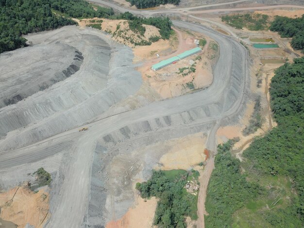 activités minières, obtention, transport et chargement de charbon dans un projet d'extraction de charbon. Vue aérienne.