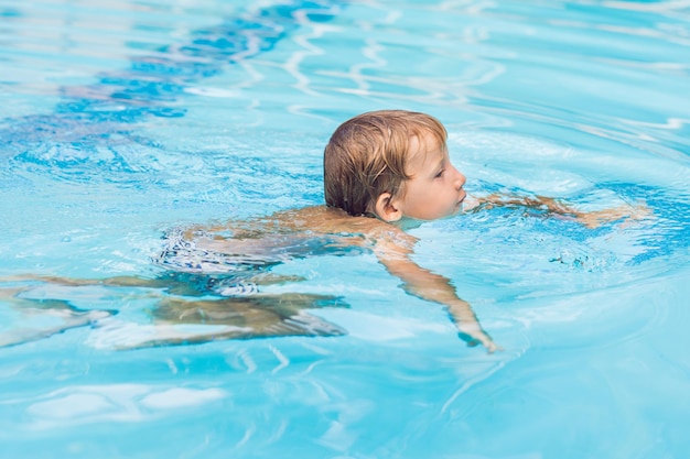 Activités sur la piscine, enfants nageant et jouant dans l'eau, bonheur et été