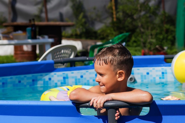 Activités sur la piscine enfants nageant et jouant dans l'eau bonheur et été