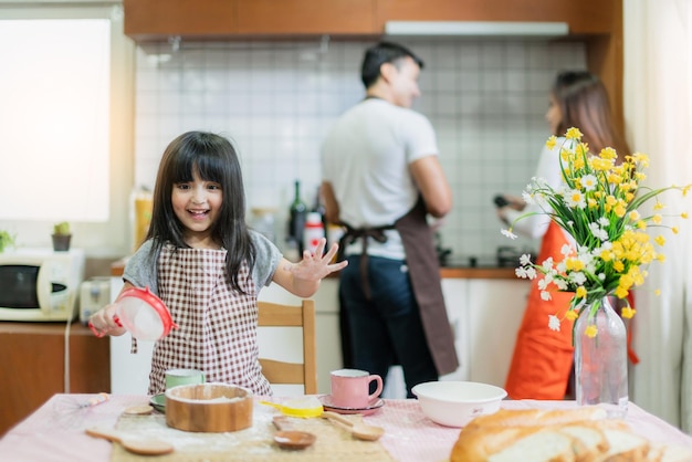 Activités de week-end en famille douces cuisiner avec papa maman et fille moment de bonheur et fond de cuisine maison passe-temps joyeux