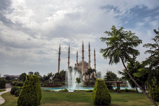 Adana / Turquie, vue sur la mosquée centrale de Sabanci. Photo conceptuelle de voyage.