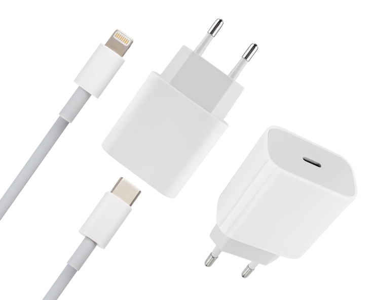 Photo adaptateur d'alimentation pour tablette téléphonique sur fond blanc