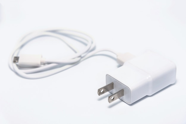 Adaptateur chargeur avec câble usb isoler sur fond blanc