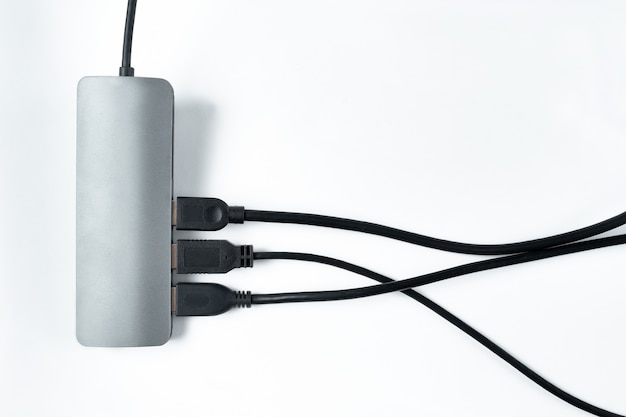 Photo adaptateur avec plusieurs connexions via câble sur fond blanc