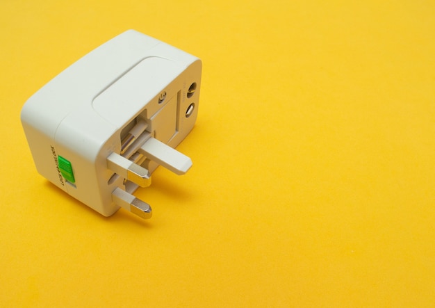 Adaptateur de prise universel avec fond coloré