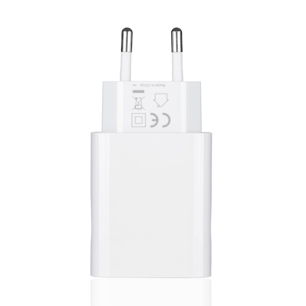 Adaptateur réseau 220V Chargement USB sur fond blanc