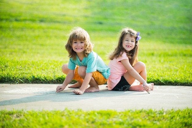 Adaptation des enfants. Couple d'enfants jouant en plein air. Garçon et fille triste au parc.