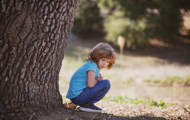 L'adaptation des enfants enfant solitaire enfants problèmes de dépression solitude enfant émotions négatives nerveux b