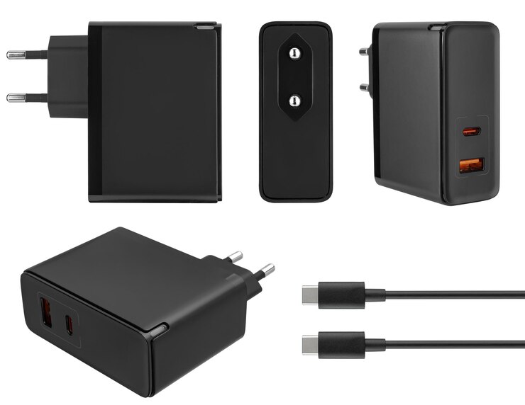 Photo adapteur d'alimentation pour téléphone à fond blanc isolant
