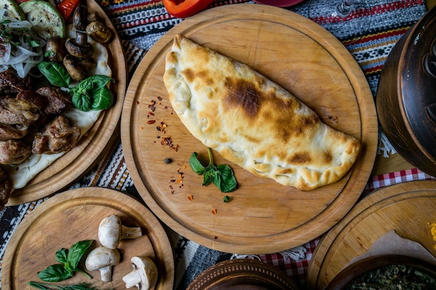 Adjara khachapuri géorgien traditionnel et khachapuri de Kolkh sur la table. Cuisson maison