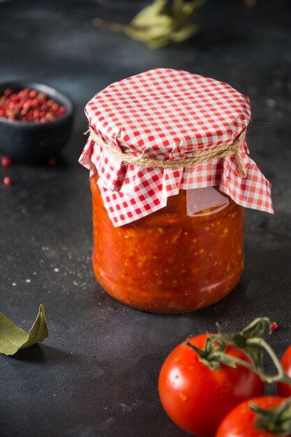 Adjika fait maison avec des tomates en pot