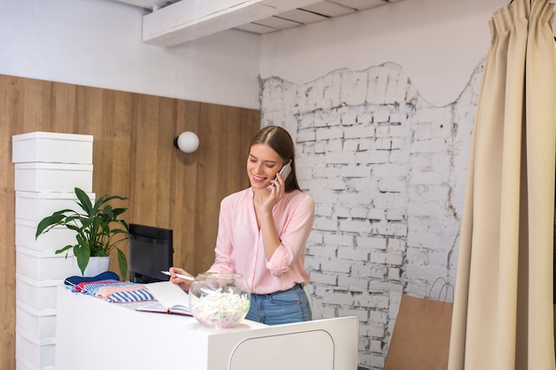 Un administrateur de la boutique en ligne recevant un appel du client