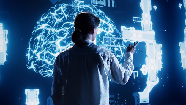 Administrateur expérimenté regardant l'hologramme de la simulation du cerveau humain par informatique cognitive de l'intelligence artificielle. Ingénieur certifié interagissant avec la visualisation AR AI montrant des algorithmes d'apprentissage automatique