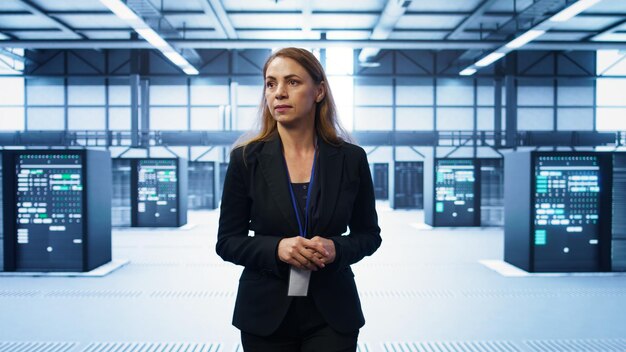 Administrateur qui se promène dans les systèmes de surveillance du centre de données