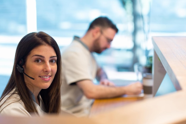 Administrateur souriant travaillant avec un collègue en clinique