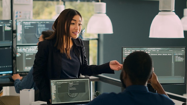 Les administrateurs de base de données font un geste highfive pour célébrer la réussite du codage, profitant du développement réussi du code source. Travailler sur un programme de cloud computing avec un script html. Prise de vue à main levée.