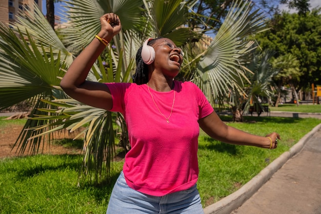 Adolescent afro-américain écoutant de la musique et dansant