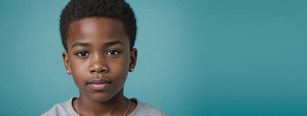 Un adolescent afro-américain isolé sur un fond turquoise avec un espace de copie