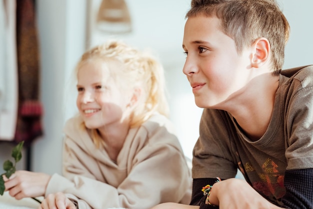 Un adolescent amoureux à un premier rendez-vous. Les enfants aiment un adolescent qui donne des fleurs à une fille.