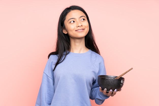 Adolescent asiatique femme isolée