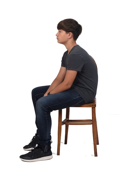 Adolescent assis sur une chaise avec du blanc, côté look