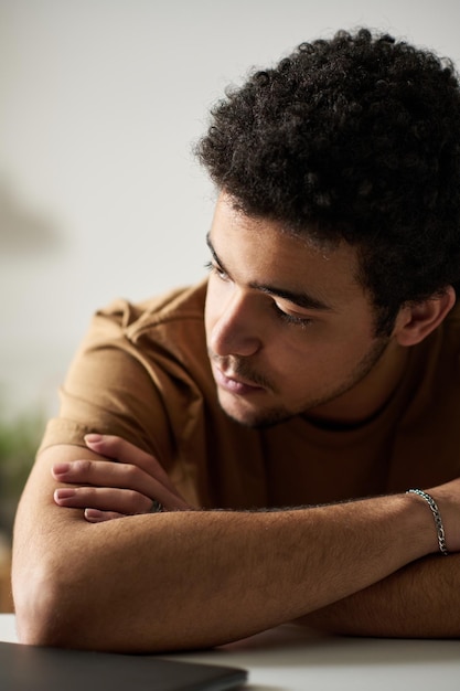 Photo adolescent ayant des problèmes avec son étude