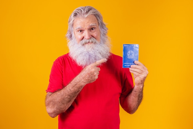 Adolescent barbu supérieur tenant une carte de travail brésilienne