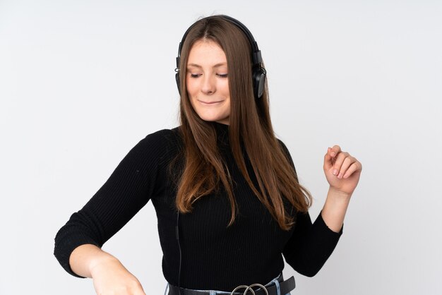 Adolescent, caucasien, girl, isolé, blanc, mur, écoute, musique, danse