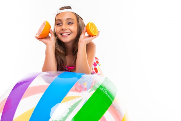 Adolescent, caucasien, girl, lunettes, fruits, blanc, mur