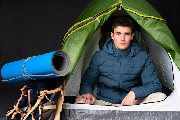 Adolescent, Caucasien, Homme, Intérieur, Camping, Vert, Tente, Isolé, Noir, Triste, Déprimé, Expression