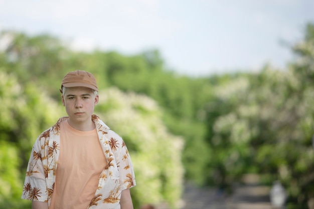 Adolescent caucasien en vêtements d'été dans le parc