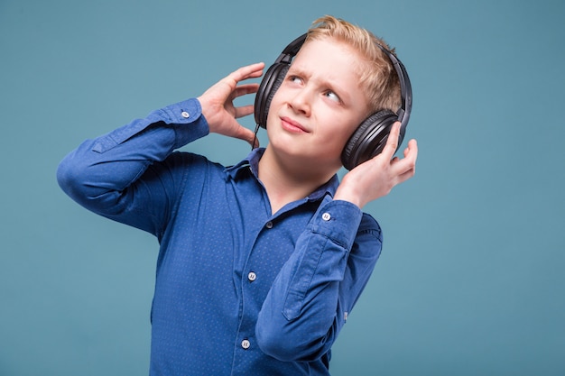 Adolescent en chemise bleue et des écouteurs