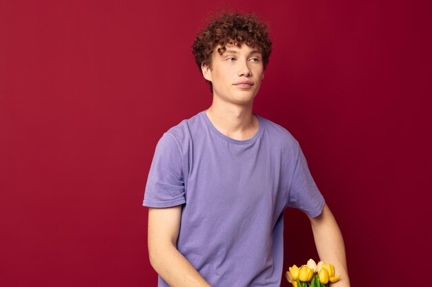 Adolescent cheveux roux en tenue décontractée bouquet de fleurs cadeau style de vie inchangé