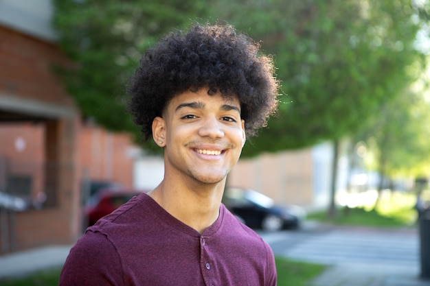 Adolescent à la coiffure afro