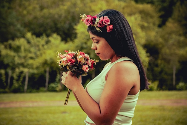 Photo adolescent avec couronne de fleurs