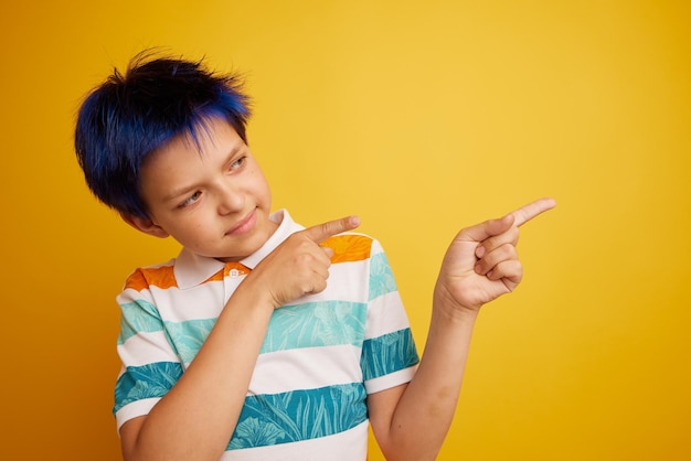 Adolescent criant sur fond jaune clair isolé