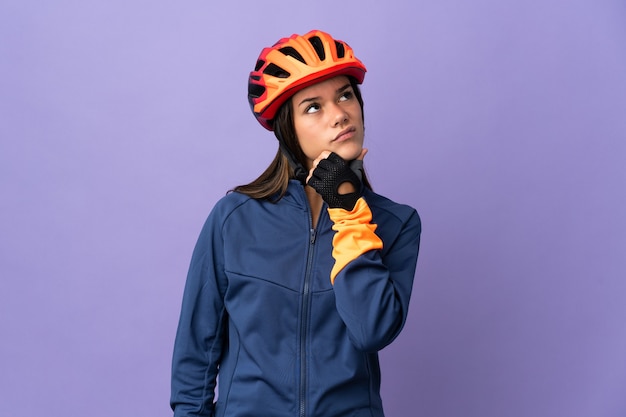 Adolescent cycliste fille ayant des doutes