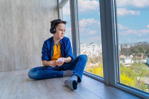 Adolescent, dans, écouteurs, séance terre