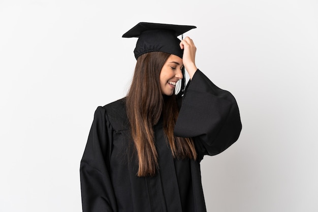 Un adolescent diplômé de l'université brésilienne sur fond blanc isolé a réalisé quelque chose et a l'intention de trouver la solution