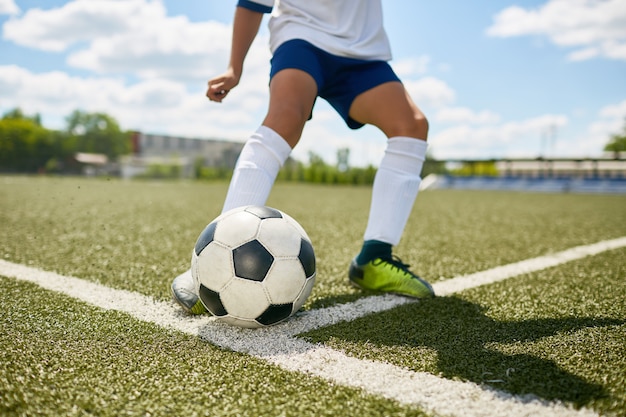 Adolescent, donner coup pied, balle, football, champ