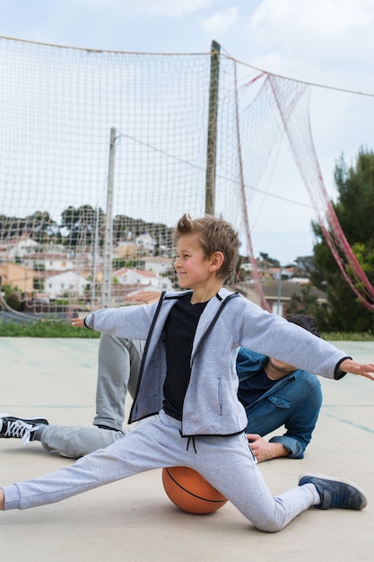 Adolescent élégant de jeune garçon avec le père dehors