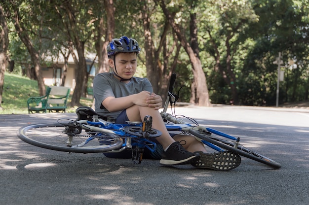 Un adolescent est blessé au genou, alors que le vélo tombe en roulant