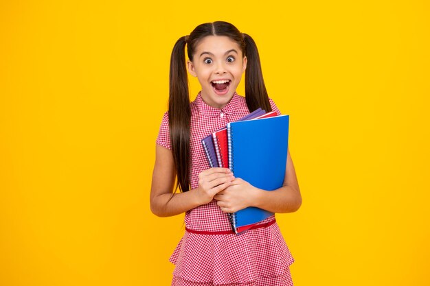 Adolescent étonné Retour à l'école Portrait d'une adolescente avec des livres Concept d'école et d'éducation pour enfants Étudiante d'écolière